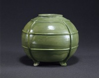 Green-glazed jar with four legsimage