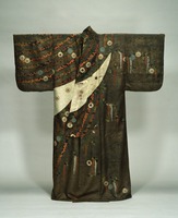 Kosode (kimono with small wrist openings), with wisteria motif on fabric dyed in white, black and redimage