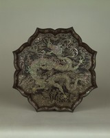 Eight pointed petal-shaped plate with  mother-of-pearl inlay dragon motifimage