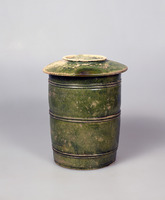 緑釉　筒杯　欧州　18C頃 A green 'Jun' dish, Northern Song / Jin dynasty | 北宋/ 金鈞窰綠釉